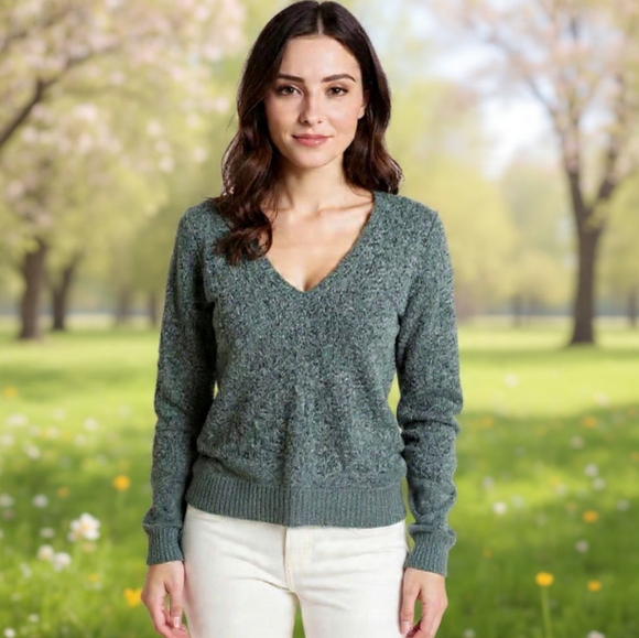 Reitmans Sweaters - M☘️Reitmans Forest Green V-Neck Sweater